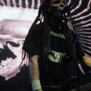 Bassiste de The Exploited avec un T-shirt La Dent Noire